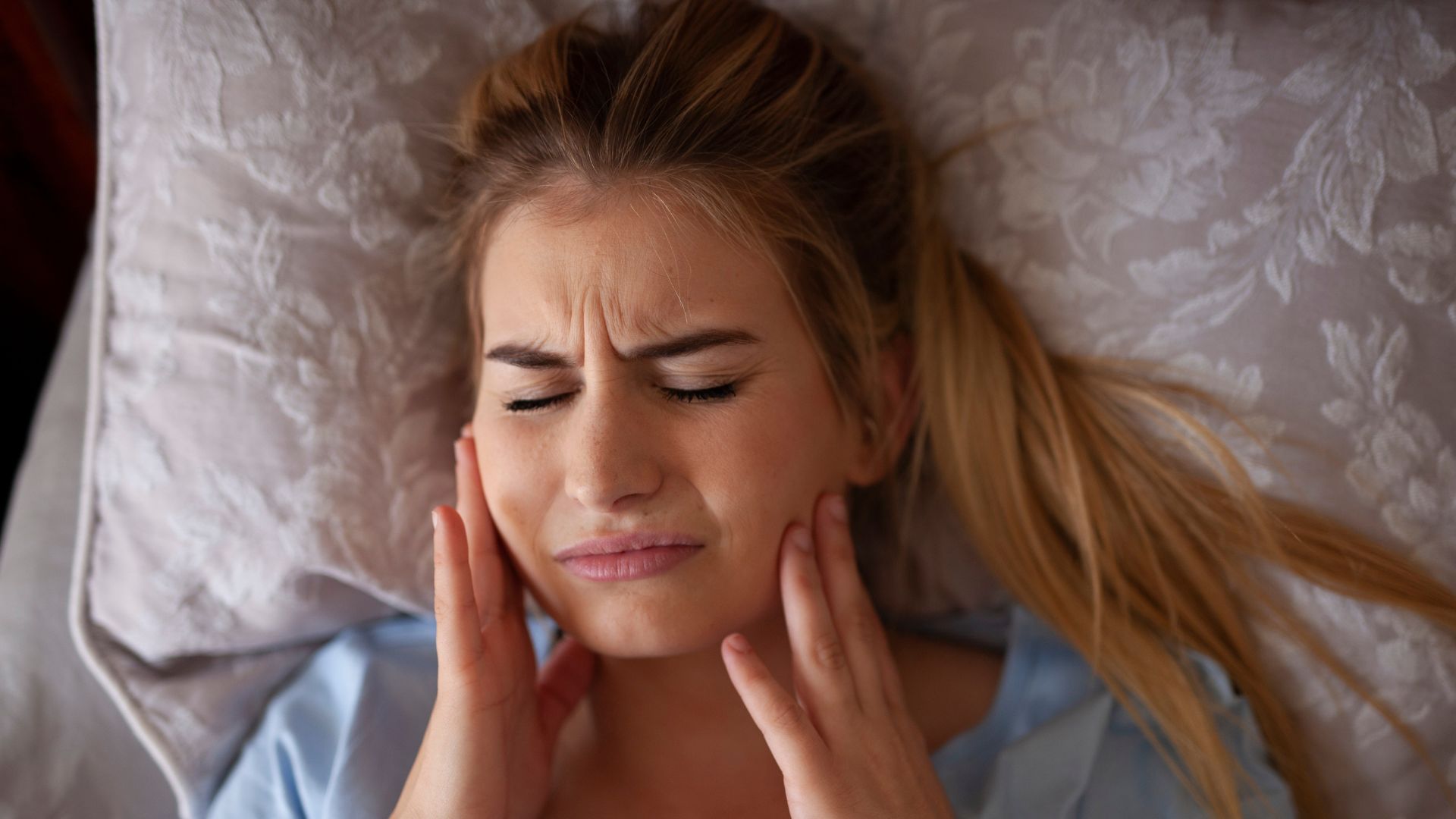 【知らぬ間に歯が削れる？】大人の「歯ぎしり・くいしばり」が引き起こす歯のトラブルとは