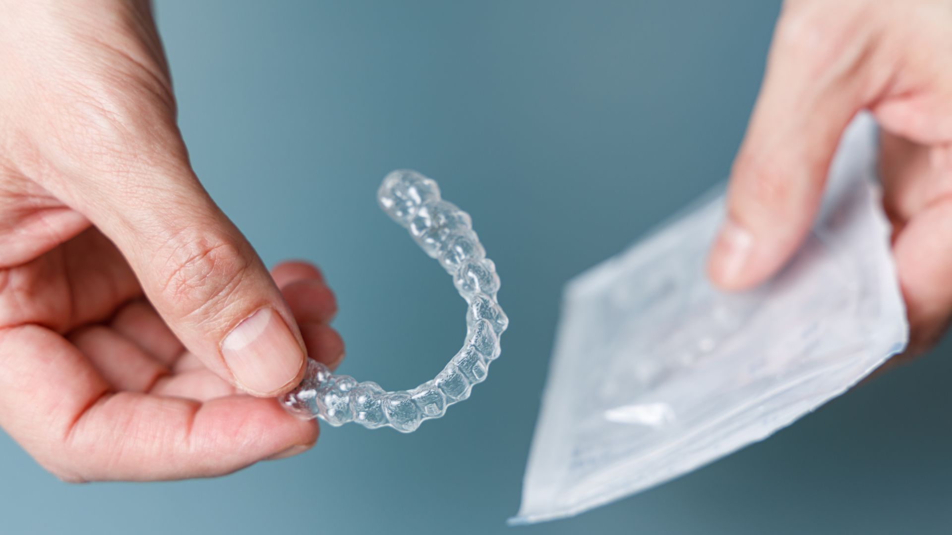 【要注意！】マウスピース矯正中に“絶対やってはいけない”生活習慣4選｜博多駅近くの歯医者が解説