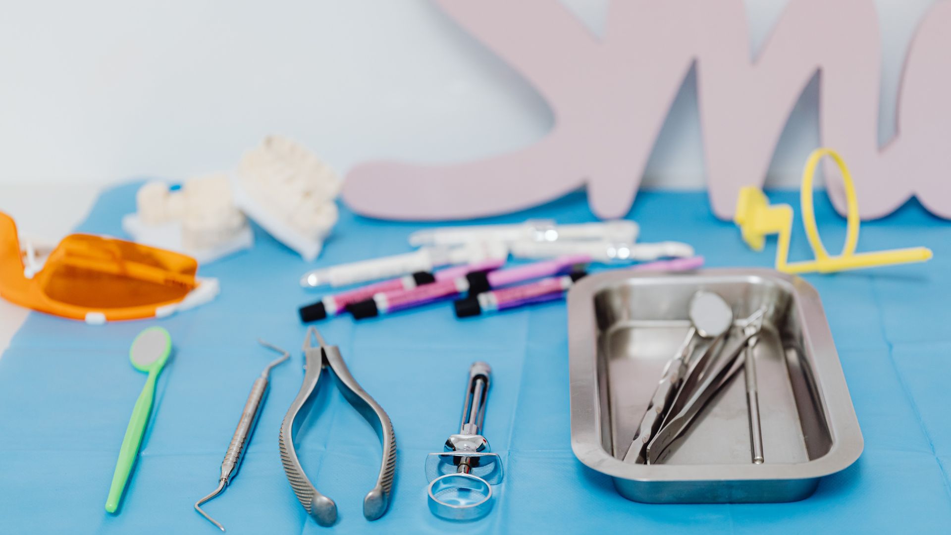 【あなたはどっち向き？】マウスピース矯正・ワイヤー矯正の向いている人の特徴｜博多駅近くの歯医者が解説