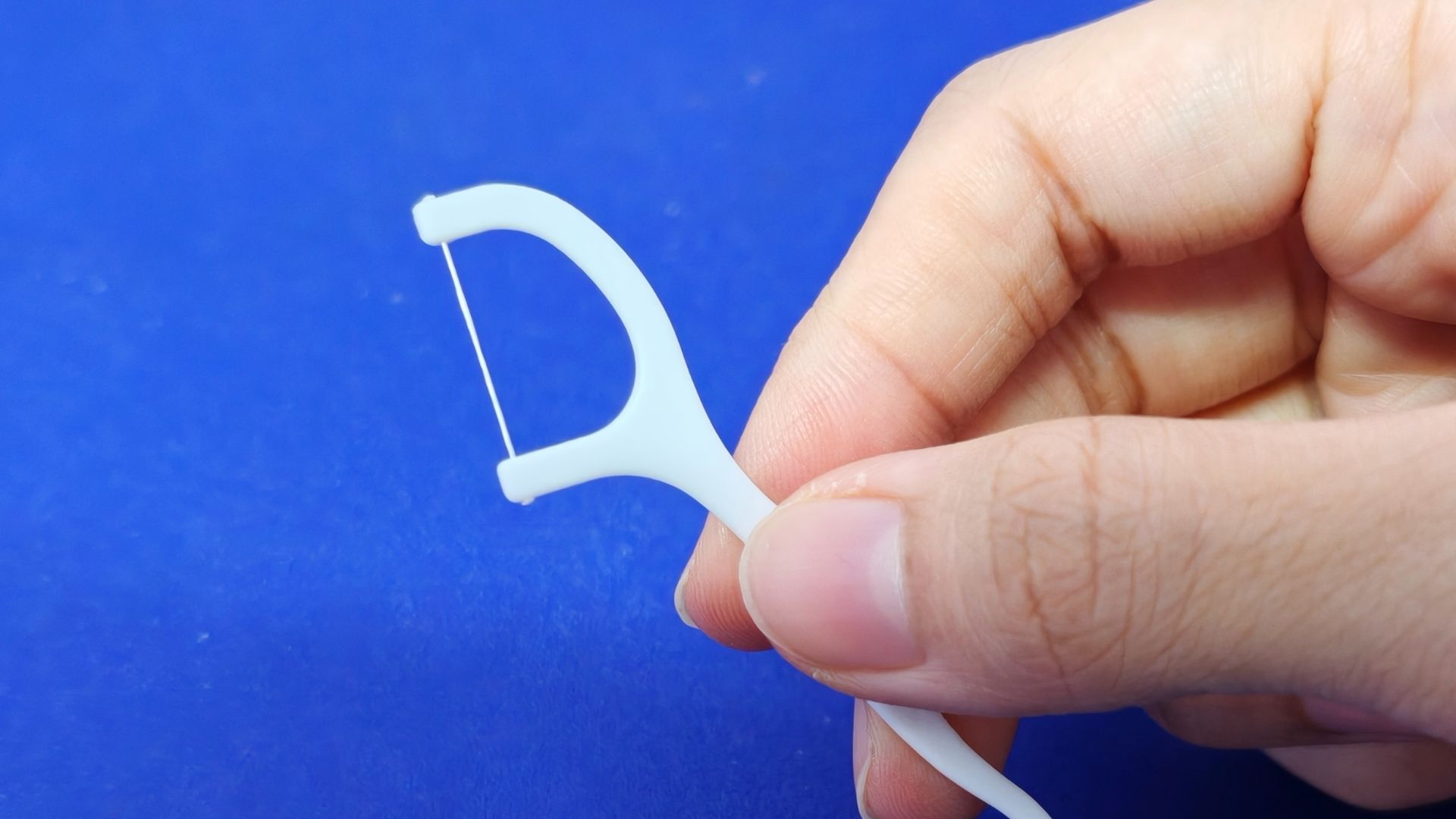 【無理に引っ張らないで！】フロスが引っかかって取れないときの正しい対処法｜博多駅5分の歯医者が解説