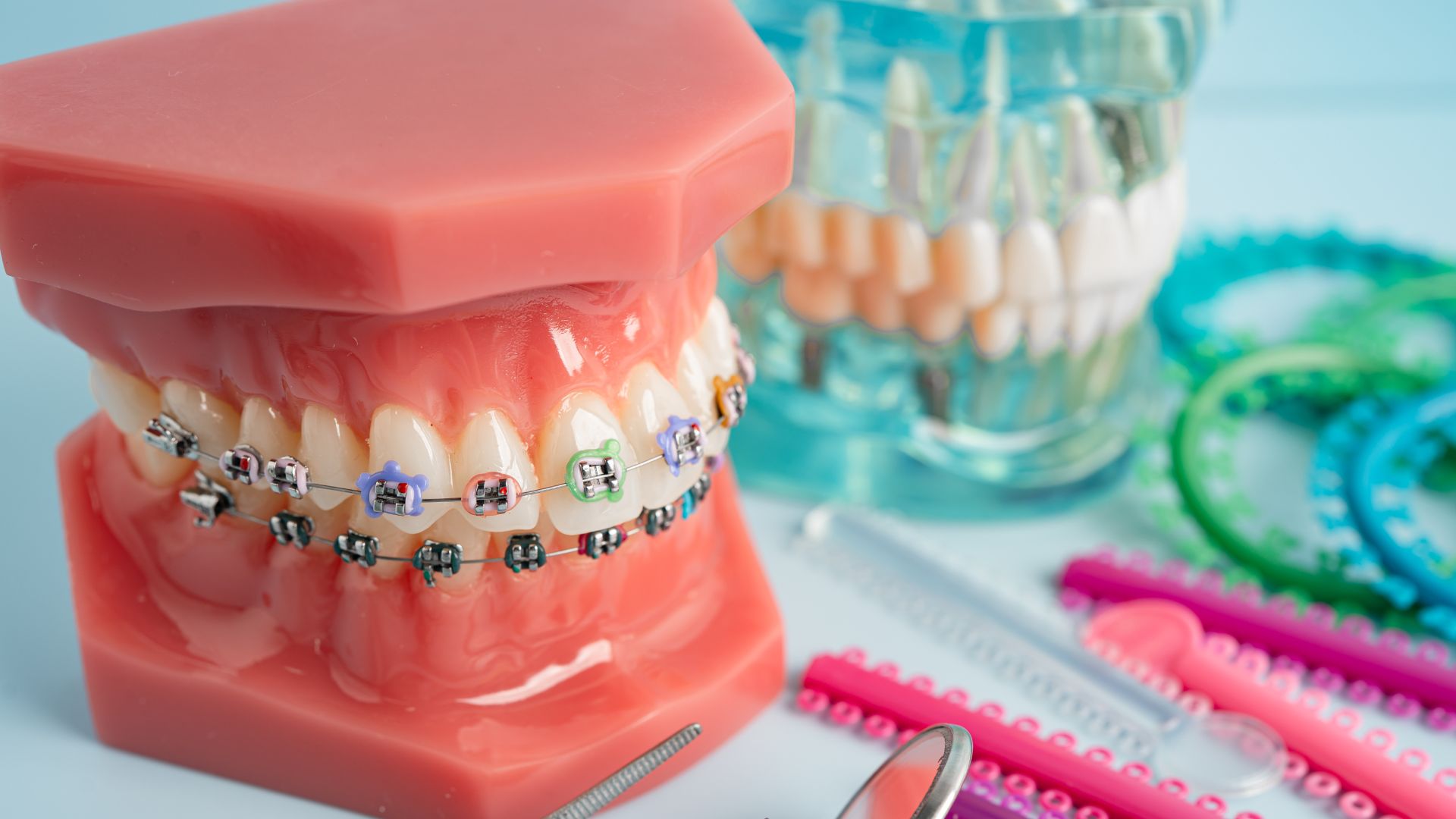 【実は理由がある】矯正はなぜ保険適用にならないの？歯科医が制度の仕組みを解説｜博多駅5分の歯医者