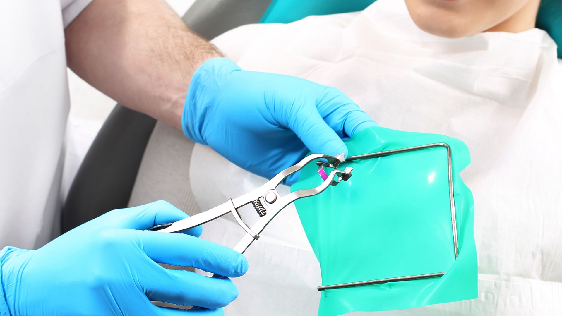 【成功率を大きく左右する】ラバーダムの効果とは？歯を守るために欠かせない理由｜博多駅5分の歯医者が解説