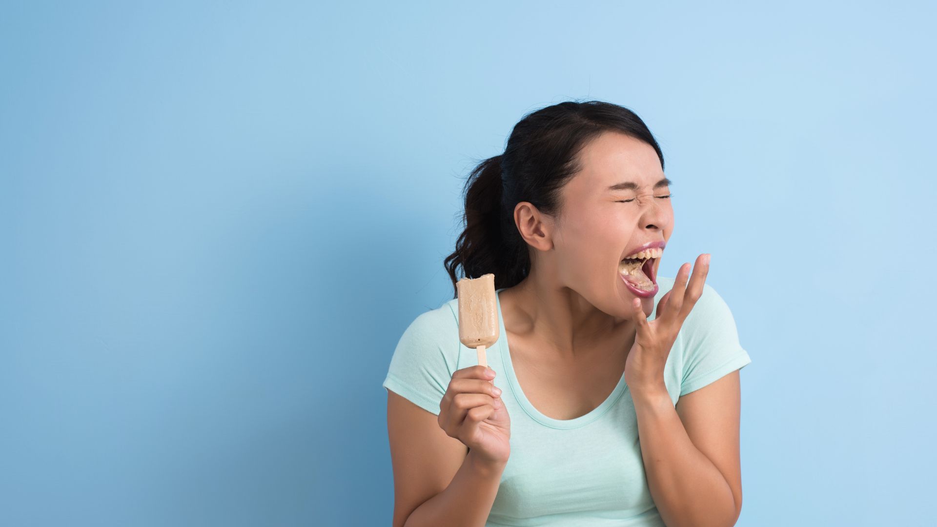 【歯がしみるのはなぜ？】知覚過敏の原因と今日からできるお家ケア｜博多駅5分の歯医者が解説