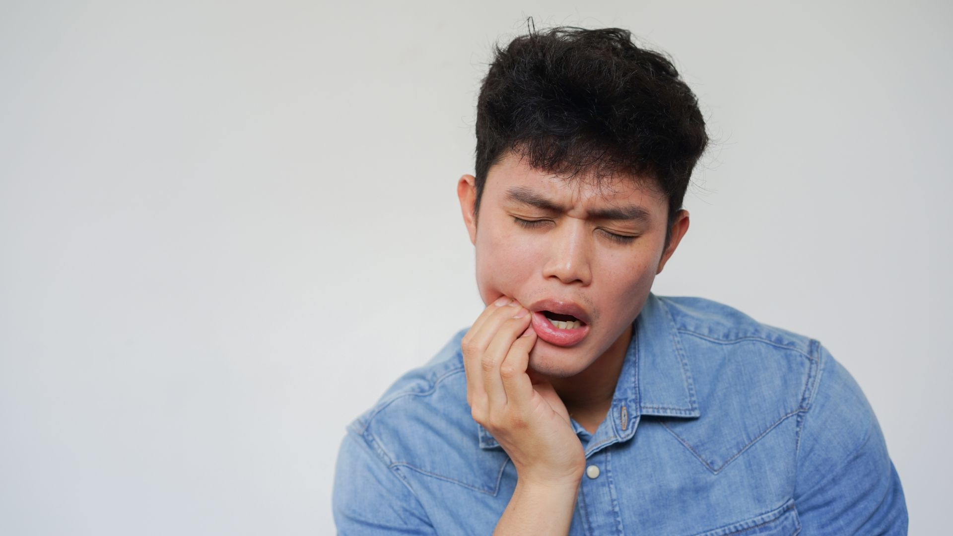 【どれくらい腫れる?】親知らず抜歯後の腫れの期間と注意点を歯科医が解説|博多駅5分の歯医者