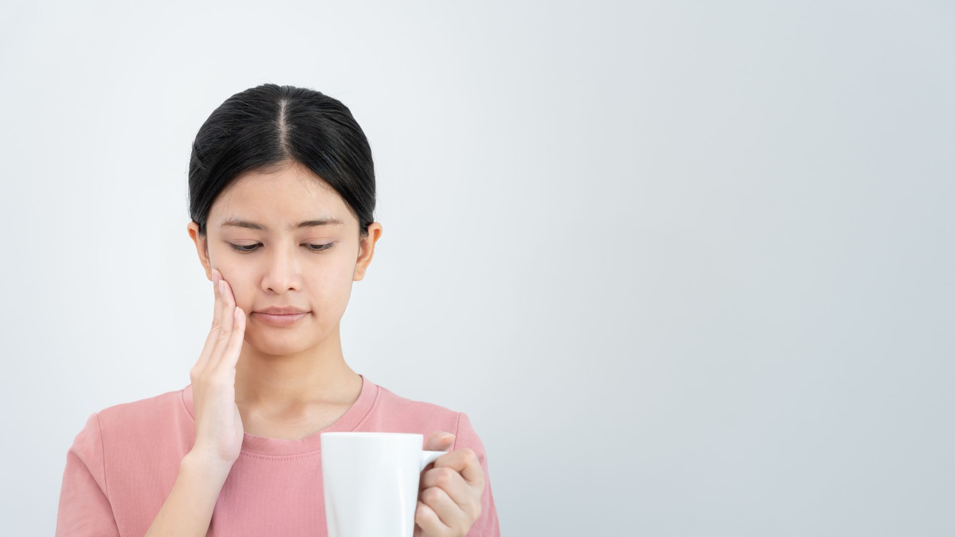 【しみるのには理由がある】知覚過敏の原因とは？放置してはいけないサインを歯科医が解説