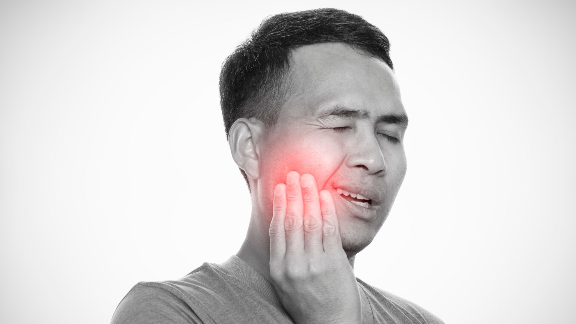 【歯がしみる原因と対処法】知覚過敏は放置して大丈夫？治療法と予防法を解説