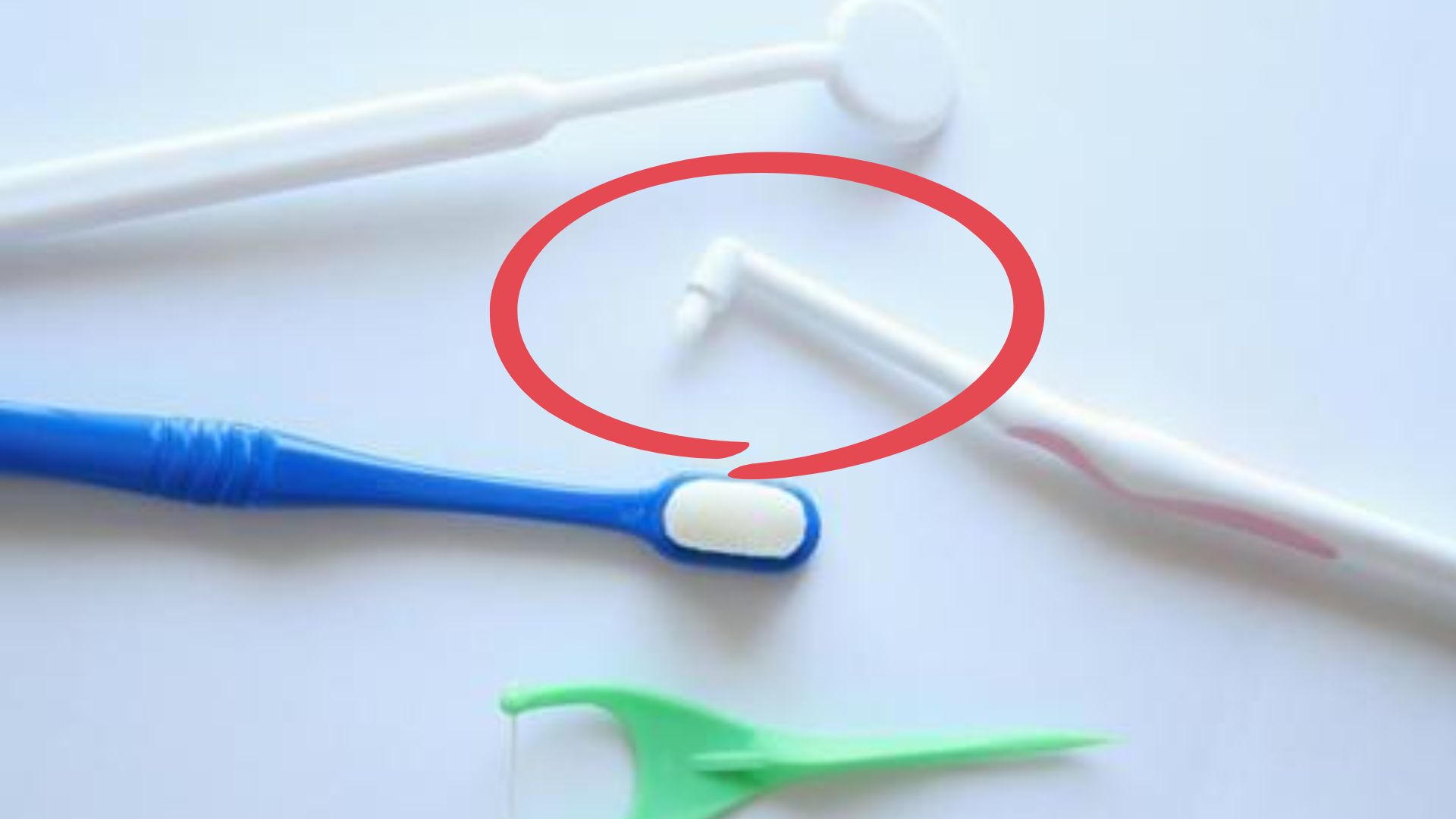 【仕上げ磨きの名脇役】タフトブラシとは？普通の歯ブラシとの違いと使い方を歯科医が解説｜博多駅5分の歯医者