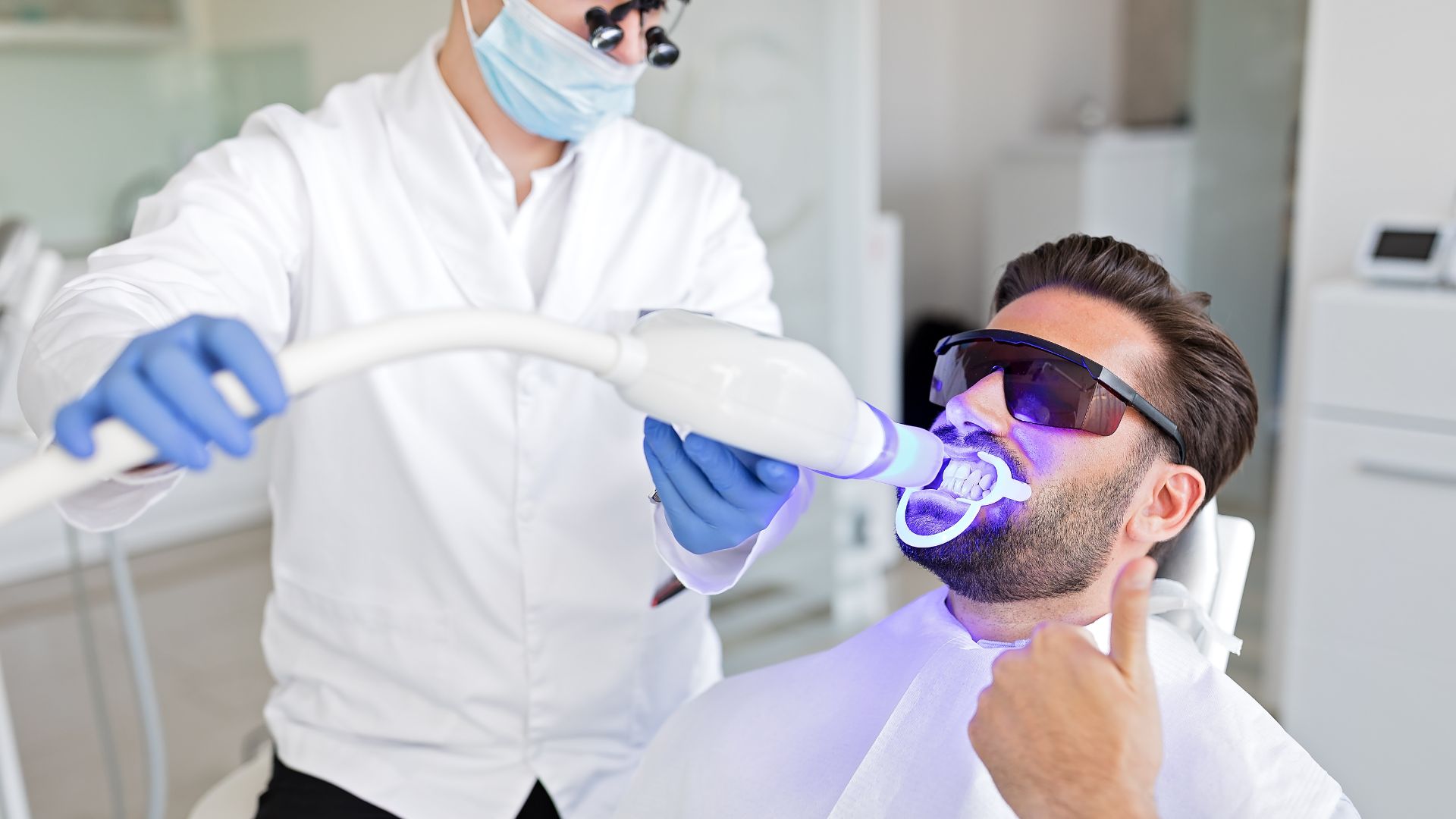 ホワイトニングは何回で白くなる？効果が出る回数と目安を解説