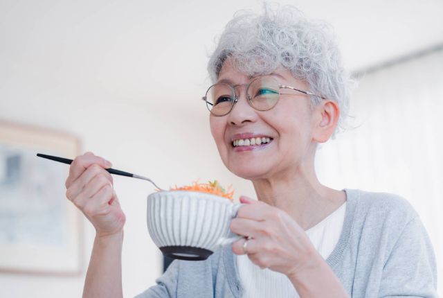 食事をする高齢女性