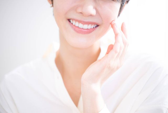 白い歯を見せ微笑む女性
