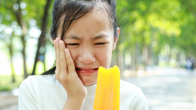 アイスが歯に染みている女の子
