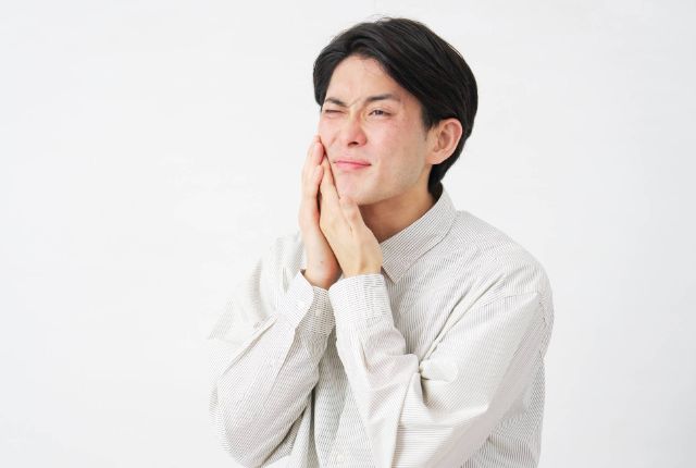 親知らずが痛む男性