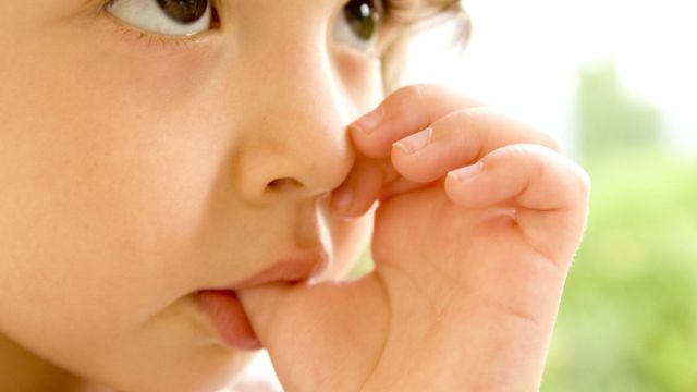 指しゃぶりをしている子供