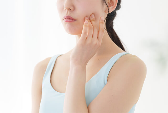 歯が痛む女性