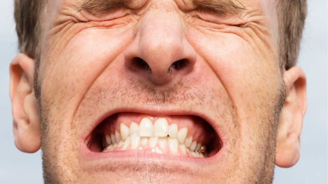 歯を食いしばる男性