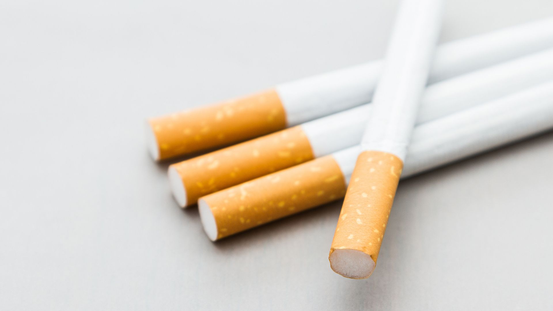 喫煙・電子タバコは歯にどんな影響がある？お口の健康との関係を歯科医が解説